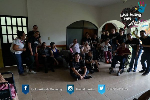 atraktiva-de-monterrey-una-mano-2