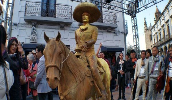 A DOS DÍAS DE LA DEVELACIÓN LA ESTATUA DE VICENTE FERNÁNDEZ FUE «CLAUSURADA»